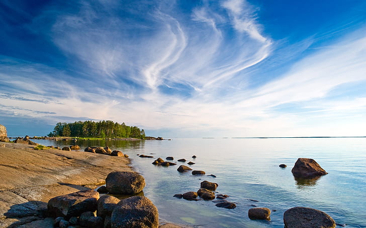 Finnland Landschaft, die Insel, Bäume, Strand, Meer, blauer Himmel, Wolken, brauner Stein, Finnland, Landschaft, Insel, Bäume, Strand, Meer, Blau, Himmel, Wolken, HD-Hintergrundbild