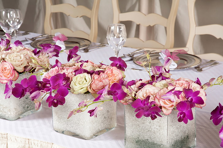 różowo-fioletowe ozdoby z róż i storczyków, kwiaty, róże, orchidee, bukiety, Tapety HD