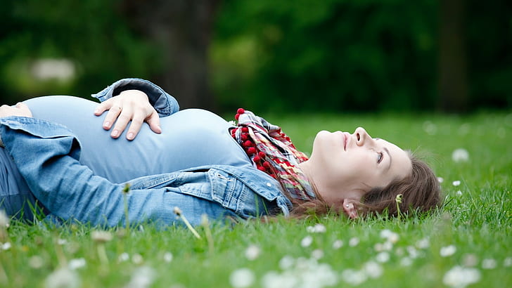 女の子、横になっている、草、妊娠、胃、にこやか、幸福、 HDデスクトップの壁紙