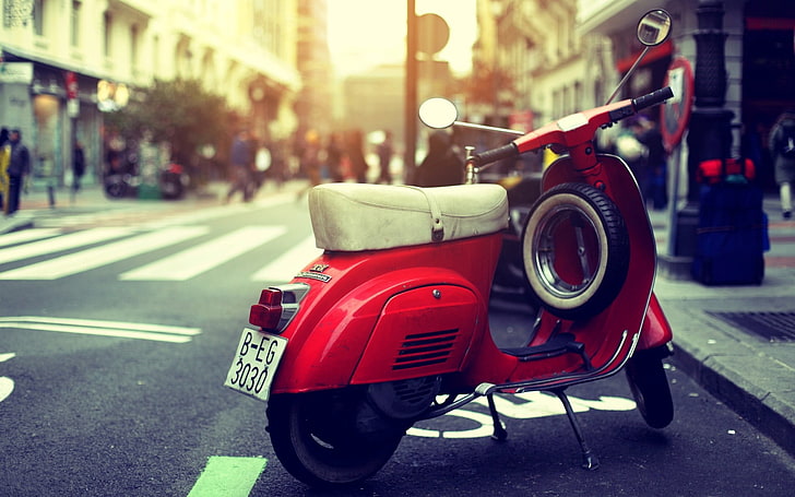 Skuter Vespa, czerwona kamizelka zaparkowana na pasie rowerowym, motocykle, skutery, czerwona, skuter, vespa, Tapety HD