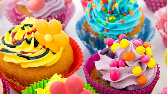 quattro cupcakes con condimenti, torte, panna, dolci, dolci, caramelle, dessert, Sfondo HD HD wallpaper