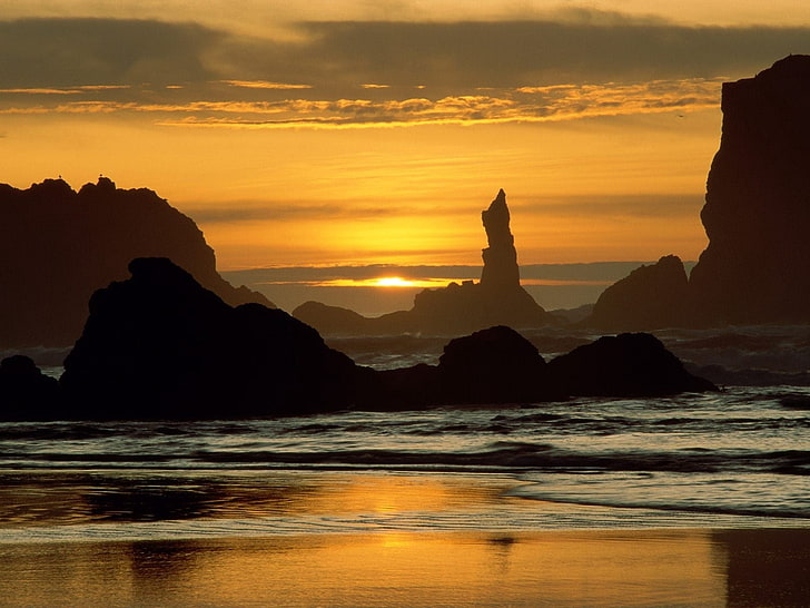 graue Gewässer und schwarze Felsformationen, Felsen, Meer, Sand, Oregon, Niedergang, Himmel, Strand, HD-Hintergrundbild