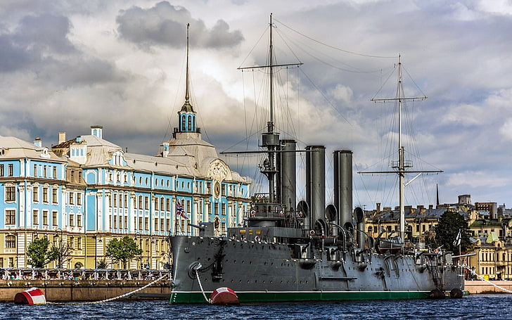 蒸気戦闘船の絵画、船、雲、水、オーロラ、サンクトペテルブルク、ロシア、建物、造船所、チェーン、旗、都市、戦艦、古い建物、木、窓、レニングラード、 HDデスクトップの壁紙