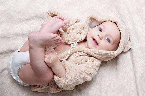 เสื้อฮู้ดสีน้ำตาลของทารก, เด็ก ๆ , ยิ้ม, เกม, เด็ก, สาว, น่ารัก, เล่น, เด็ก, สาวน้อย, ทารกมีความสุข, ดวงตาสีฟ้าสวยขนาดใหญ่, มีความสุข, น่ารัก, มีความสุขกับชีวิต, เด็กผู้หญิง, สาวสวย, ตาสีฟ้ากลมโต, วอลล์เปเปอร์ HD HD wallpaper