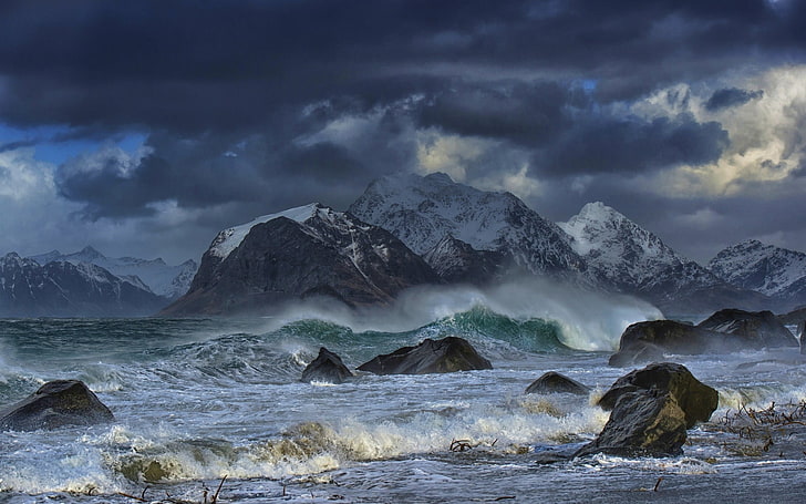 sea ​​wave digital wallpaper, natur, landschaft, meer, wellen, berge, küste, wind, wolken, schneebedeckte spitze, felsen, strand, norwegen, HD-Hintergrundbild