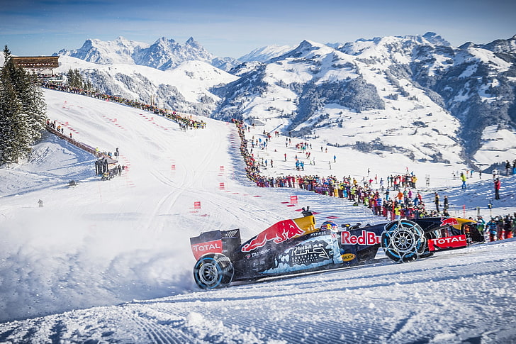 Śnieżny samochód wyścigowy Redbull w pobliżu ludzi na śnieżnej górze, Formuła 1, Max Verstappen, Kitzbühel, Red Bull Racing, śnieg, wyścigi, Red Bull, zima, góry, Tapety HD