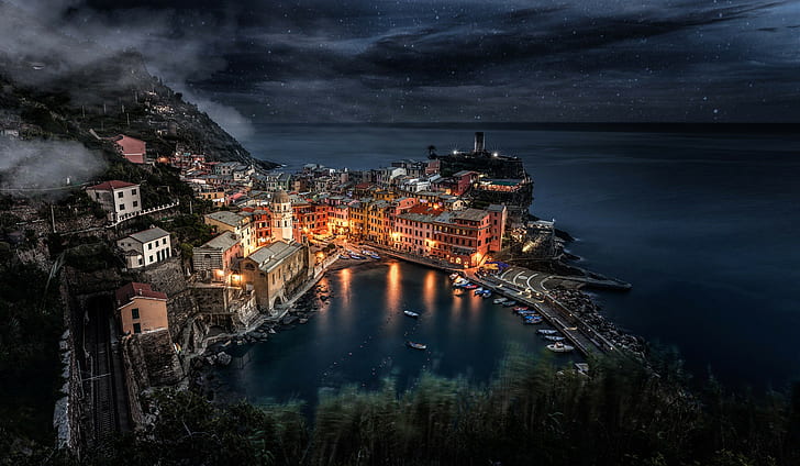 Liguria, İtalya, Manarola, Liguria, İtalya, Manarola, şehir, Deniz, kayalar, evler, tekneler, Gece, yıldızlar, gökyüzü, ışık, ışıklar, HD masaüstü duvar kağıdı