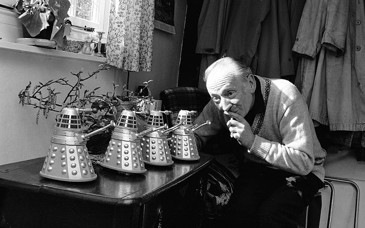 Graustufenfoto von Mann und Frau, Doctor Who, Daleks, HD-Hintergrundbild