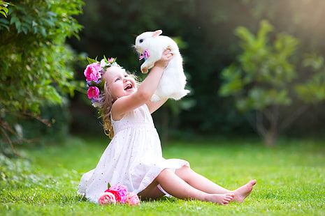 gaun putih gadis, musim panas, rumput, kegembiraan, kelinci, gaun, Gadis, teman, pemotretan, kecil, anak, Wallpaper HD HD wallpaper