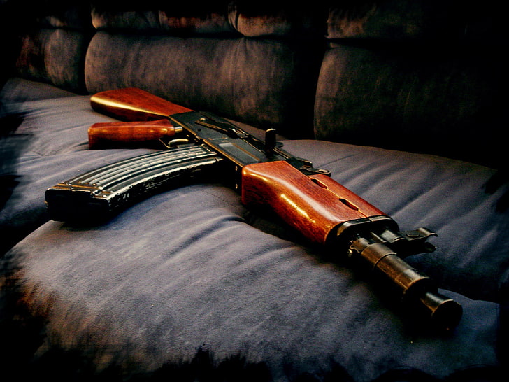 brązowo-czarny karabin AK47, broń, ZSRR, legenda, AK-47, Tapety HD