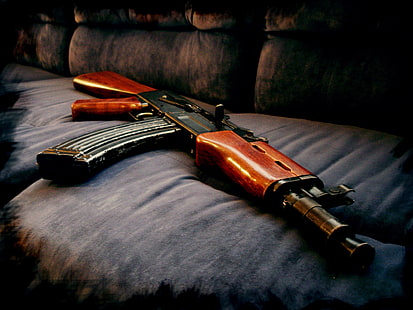 ปืนไรเฟิล AK47 สีน้ำตาลและสีดำอาวุธสหภาพโซเวียตตำนาน AK-47, วอลล์เปเปอร์ HD HD wallpaper
