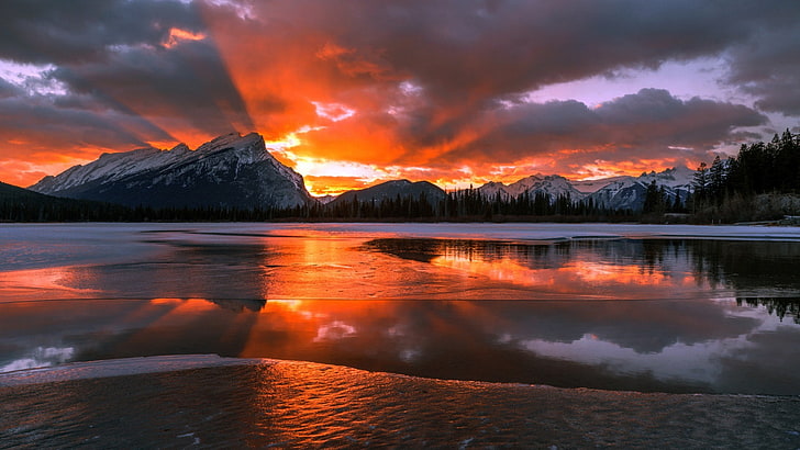 Alberta, Kanada, chmury, las, zamarznięte jezioro, lód, jezioro, krajobraz, góra, natura, sosny, odbicie, śnieg, zaśnieżony szczyt, słońce, zachód słońca, drzewa, woda, zima, Tapety HD