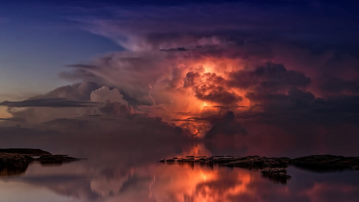 ilustracja błyskawicy, formacja skalna na akwenie, niebo, chmury, błyskawica, burza, odbicie, Tapety HD
