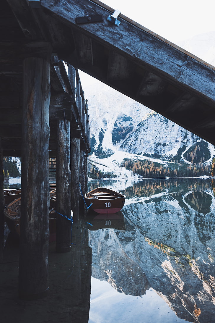 canoa marrón, naturaleza, agua, barco, nieve, montañas, árboles, Fondo de pantalla HD, fondo de pantalla de teléfono
