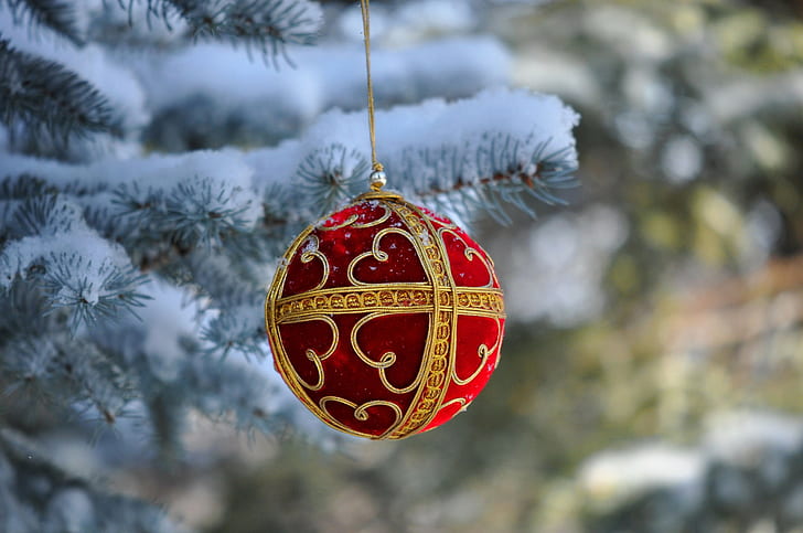 عيد الميلاد ، رأس السنة ، الحلي الذهبية الحمراء ، الكرة ، الثلج ، الكريسماس ، رأس السنة الجديدة ، الديكور، خلفية HD