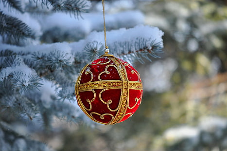 عيد الميلاد ، رأس السنة ، الحلي الذهبية الحمراء ، الكرة ، الثلج ، الكريسماس ، رأس السنة الجديدة ، الديكور، خلفية HD HD wallpaper