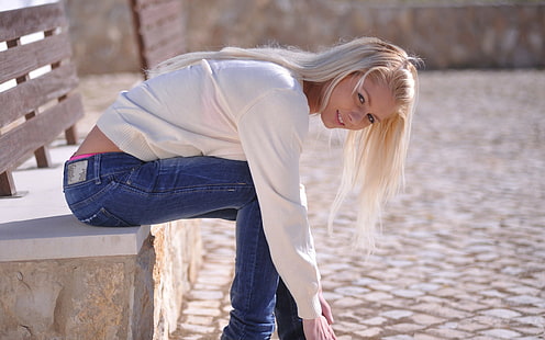 Woman, Blonde, Bent Over, Smile, Jeans, Bench, woman, blonde, bent over, smile, jeans, bench, HD wallpaper HD wallpaper