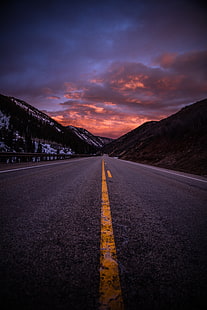 foto de carretera bordeada de amarillo durante la hora dorada, carretera, marcado, montañas, tarde, Fondo de pantalla HD HD wallpaper