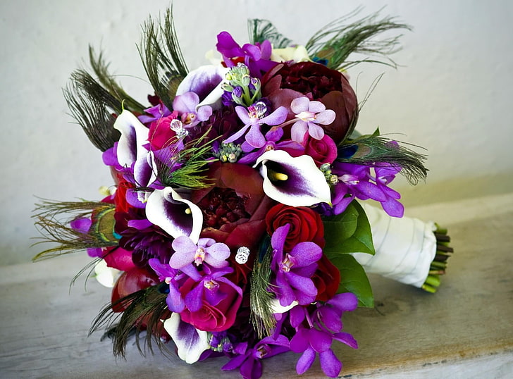 flores púrpuras y blancas, peonías, alcatraces, flores, ramo, plumas, ornamentación, decoración, Fondo de pantalla HD