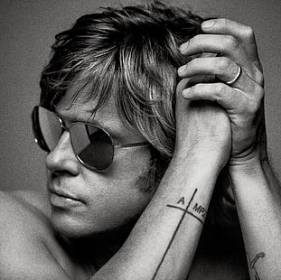 Fotografía en escala de grises del hombre con gafas de sol, primer plano, foto, manos, tatuaje, gafas, actor, blanco y negro, Brad Pitt, Fondo de pantalla HD HD wallpaper