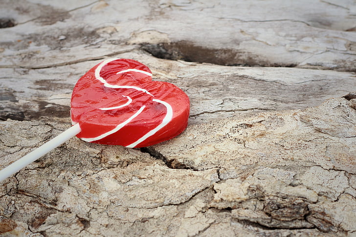 червени и бели сърдечни бонбони върху кафява повърхност, Love heart, Lollipop, 4K, HD тапет