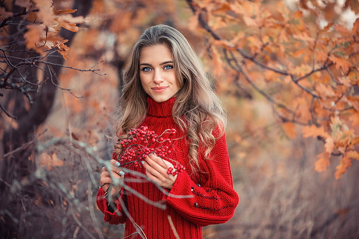 дамски червен пуловер, жена, облечена в червен пуловер, стояща близо до дърво пейзаж фотография, жени, дълга коса, сини очи, жени на открито, дървета, лице, усмивка, портрет, листа, офика, боке, изправяне, Сергей Шацков, червен пуловер, пуловер при зрителя, блондинка, tanyasuun, HD тапет