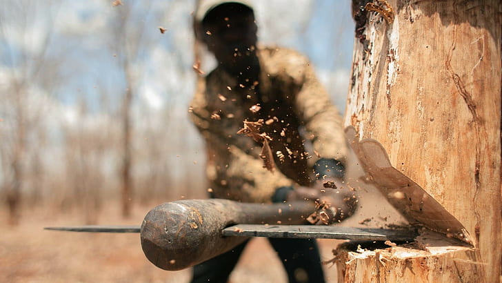 splinters, depth of field, wood, trees, axes, men, chopping, HD wallpaper