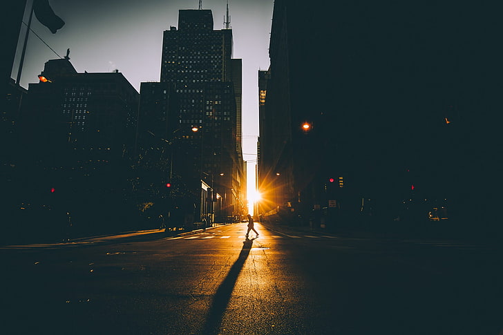 Schattenbild der Person, Schattenbild der Person gehend auf Pflaster, Stadtbild, Wolkenkratzer, Straße, Lichter, Schatten, Sonnenuntergang, HD-Hintergrundbild