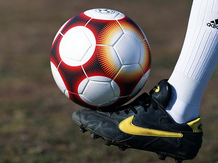 бяла и червена футболна топка, топка, крак, футбол, футболни обувки, поле, HD тапет