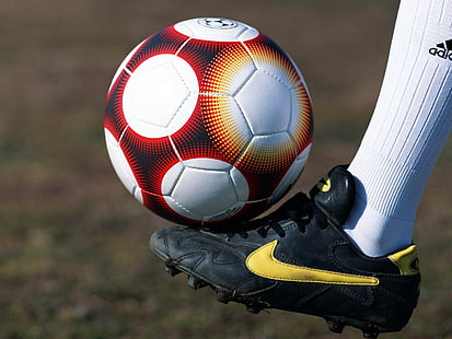 бяла и червена футболна топка, топка, крак, футбол, футболни обувки, поле, HD тапет HD wallpaper