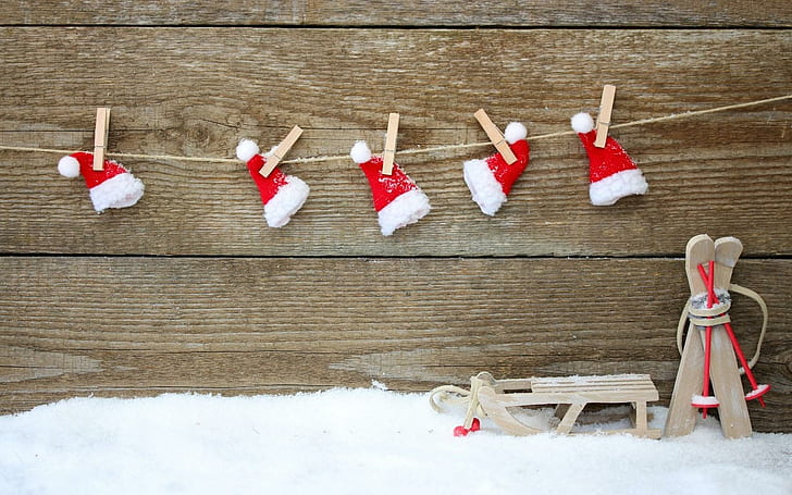 زلاجات ثلجية لعيد الميلاد للعام الجديد ، ألعاب حمراء ، قبعة عيد الميلاد ، السنة ، الكريسماس ، الثلج ، الزلاجات ، الزلاجات ، القبعات ، الألعاب، خلفية HD