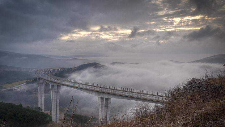 白と灰色のコンクリートの建物、橋、雲、霧、丘、スロベニア、 HDデスクトップの壁紙
