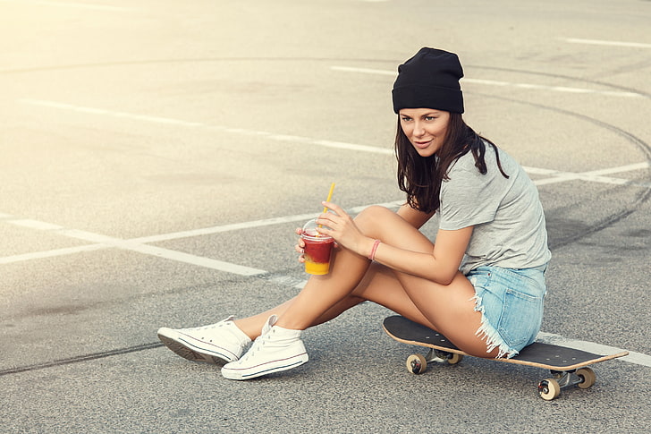 asfalto, ragazza, bicchiere, cappello, pantaloncini, figura, bruna, t-shirt, cocktail, gambe, skate, scarpe da ginnastica, skateboard, Sfondo HD