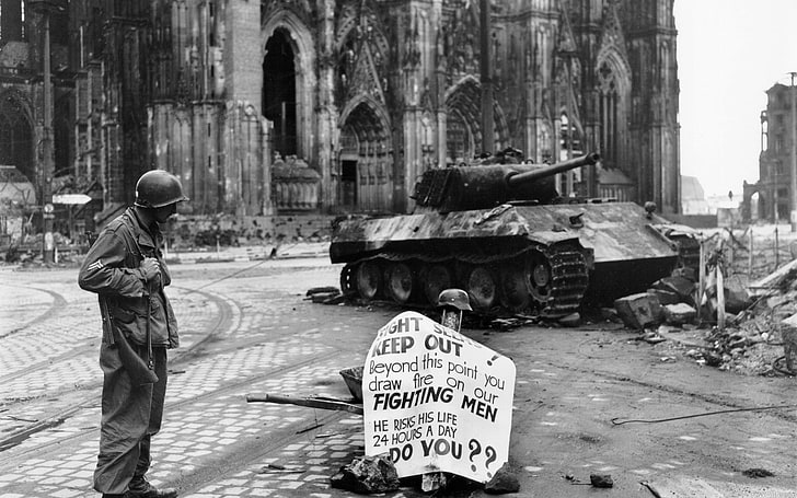Graustufenfoto des Soldaten nahe Panzer, die Aufschrift, Krieg, Plakat, Soldaten, Panzer, Ruinen, HD-Hintergrundbild