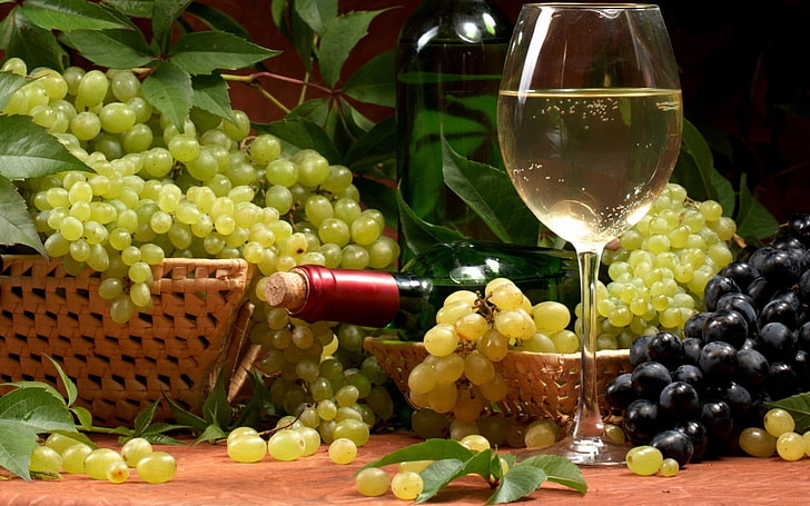 gelas anggur dan banyak buah anggur, anggur, minuman, anggur, buah, alkohol, makanan, Wallpaper HD