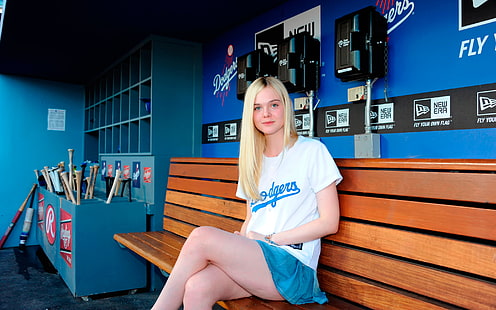 t-shirt girocollo bianca Los Angeles Dodgers da donna, attrice, cheerleader, gambe, gonna, Elle Fanning, El Fanning, Sfondo HD HD wallpaper