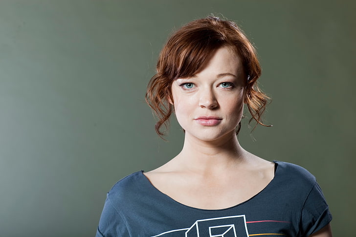 Frauen-Shirt mit blauem U-Ausschnitt, Schauspielerin Sarah Snook, HD-Hintergrundbild