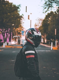 casco integral negro, blanco y rojo, motociclista, casco, chaqueta, mochila, desenfoque, Fondo de pantalla HD HD wallpaper