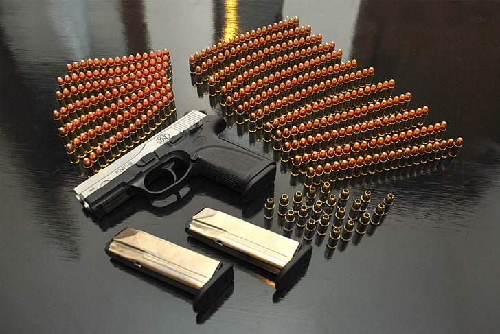 mesa de ninho de madeira preto e marrom, pistola, munição, pistola, arma, HD papel de parede