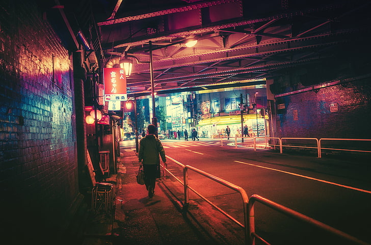 человек, идущий по тротуару ночью, Япония, ночь, неон, Масаси Вакуи, туннель, город, улица, прогулка, огни города, HD обои