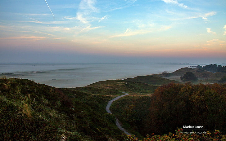 Германия Spiekeroog остров пейзаж пейзажи обои 02, аэрофотосъемка горы возле водоема в дневное время, HD обои