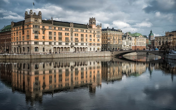 مبنى خرساني أبيض وبني ، منظر المدينة ، بناء ، نهر ، جسر ، انعكاس ، ستوكهولم ، السويد، خلفية HD