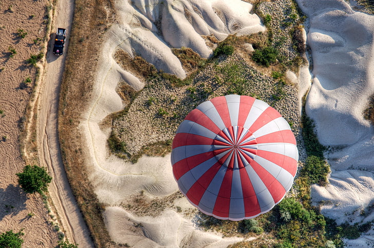 white and red hot air balloon, landscape, aerial view, nature, hot air balloons, car, road, sand, Cappadocia, bird's eye view, Turkey, HD wallpaper
