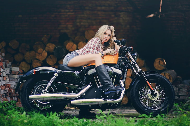 factible Cuerpo Reclamación Motocicletas, Chicas y motocicletas, Rubia, Botas, Harley-Davidson, Modelo,  Fondo de pantalla HD | Wallpaperbetter