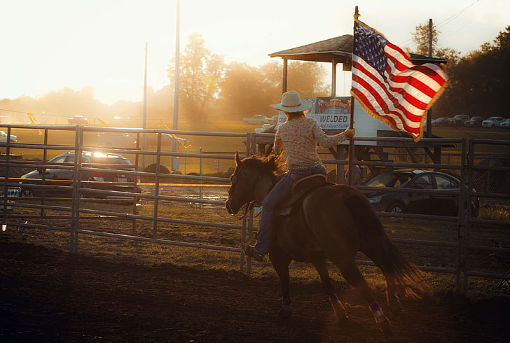 amerikansk flagga, land, cowgirl, häst, häst, ryttare, nationalsång, utomhus, rodeo, solnedgång, HD tapet