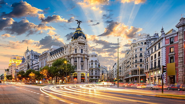 Мадрид, ден, градски площад, градски пейзаж, сутрин, метрополия, град, градска зона, Gran Vía, Испания, небе, облак, слънчеви лъчи, лъчи, движение, улица, Европа, HD тапет