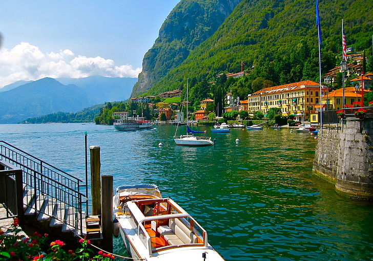 белая яхта, лес, горы, природа, озеро, дома, яхта, лодка, Италия, архитектура., Комо, HD обои
