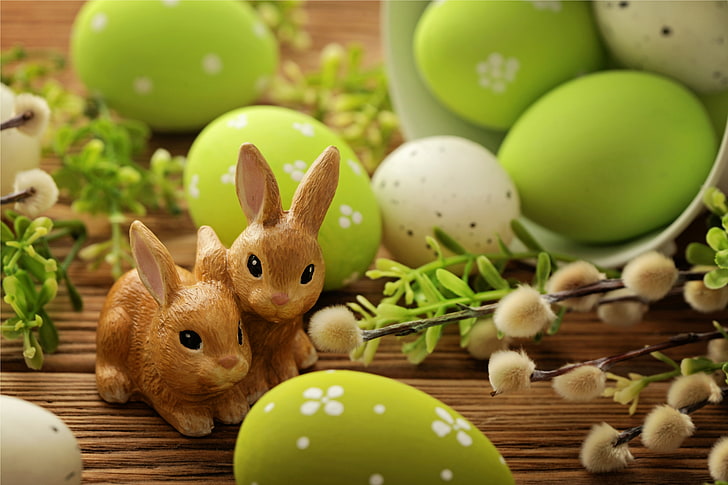 2つの茶色のセラミックウサギの置物、卵、イースター、ウサギ、バーバ、花、春、 HDデスクトップの壁紙
