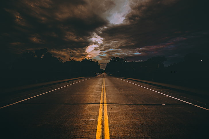 أسود طريق أسفلت ، طريق ، علامات ، غائم ، غيوم ، مينيابوليس ، الولايات المتحدة، خلفية HD