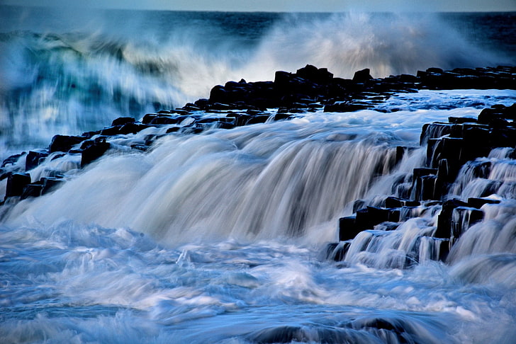 수채화 물감, 자연, 바위, 암석 형성, 물, 자이언트 코즈웨이, 아일랜드, 바다, 파도, 긴 노출 근처 흰색과 파란색 보트, HD 배경 화면